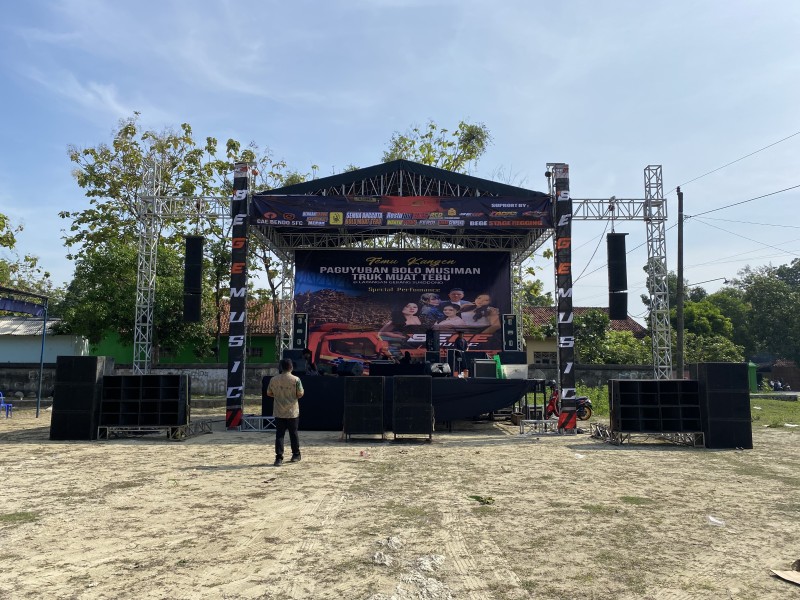 Professional line array speaker system with black metallic finish on stage